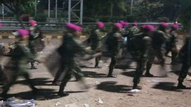 Personel TNI ikut menghalau massa mahasiswa di kawasan Senayan, Jakarta.