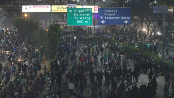 Demo Anti RKUHP & UU KPK, Jalan Tol Dalam Kota Lumpuh