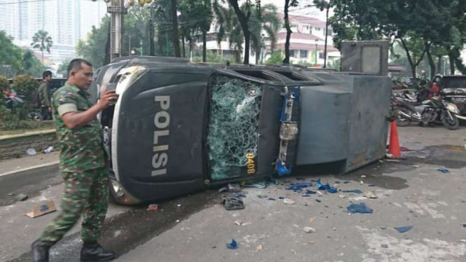 Massa unjuk rasa di Medan bentrok, mobil polisi hancur