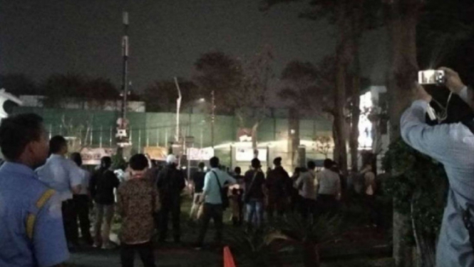 Massa mahasiswa jebol gerbang belakang Gedung DPR