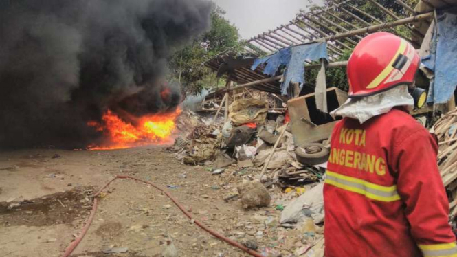 Tujuh lapak limbah yang terbakar di Kampung Baru Kelurahan Jurumudi, Kecamatan Benda, Tangerang, Banten, Selasa, 24 September 2019.
