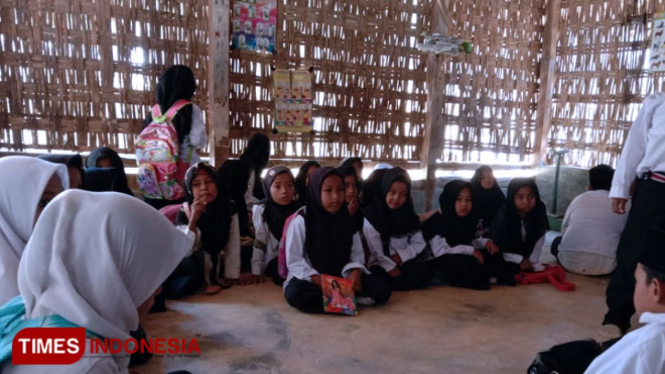 Sejumlah siswa MI Misbahus Sudur saat belajar di sekolah yang tidak layak huni di Dusun Aeng Nyonok, Desa Banyupelle, Kecamatan Palengaan, Kabupaten Pamekasan. (Foto: Akhmad Syafi"i/TIMES Indonesia)