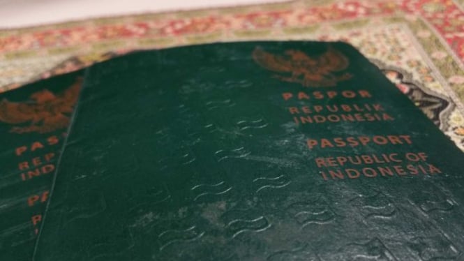 Dalam surat terbukanya, penulis protes tentang jangka waktu menunggu dari proses pendaftaran ke pembuatan paspor yang menurutnya terlalu lama.