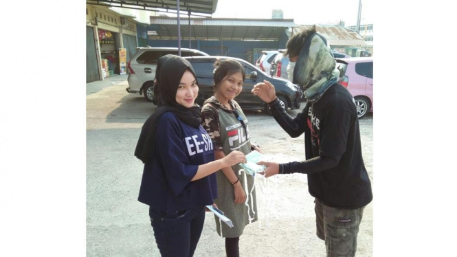 Anggota Komunitas Sake saat membagikan masker