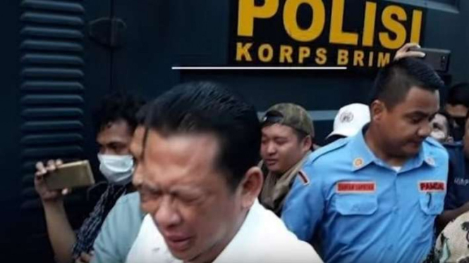Ketua DPR Bambang Soesatyo kena gas air mata di tengah demo depan Kompleks DPR
