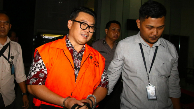 Direktur Utama Perum Perikanan Indonesia (Perindo) Risyanto Suanda mengenakan rompi tahanan usai menjalani pemeriksaan di Gedung KPK, Jakarta, Rabu (25/9/2019). 