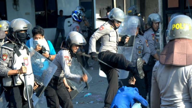 Polisi memukuli mahasiswa saat bentrok di depan kantor DPRD Sulsel, Makassar