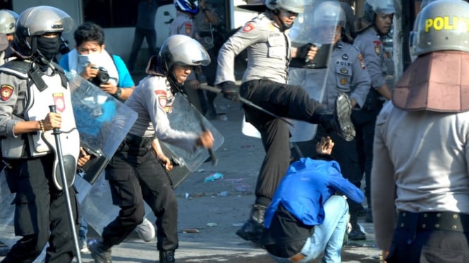 Polisi memukuli mahasiswa di depan kantor DPRD Sulawesi Selatan, Makassar, Selasa (24/09). - Antara/Abriawan Abhe