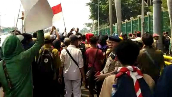 Polisi amankan sejumlah pelajar berkumpul di sekitar gedung DPR.