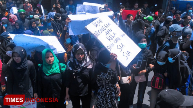 Massa aksi yang tergabung dalam aliansi Mahasiswa Bondowoso melakukan aksi penutupan jalan karena di larang masuk gedung DPRD Bondowoso. (FOTO: Moh Bahri/TIMES Indonesia)