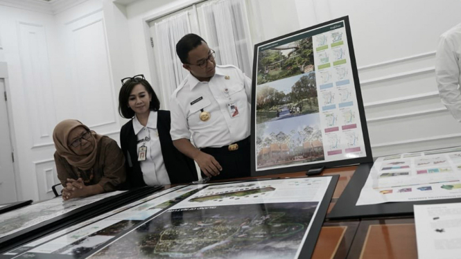 Gubernur DKI Jakarta Anies Baswedan (baju putih)