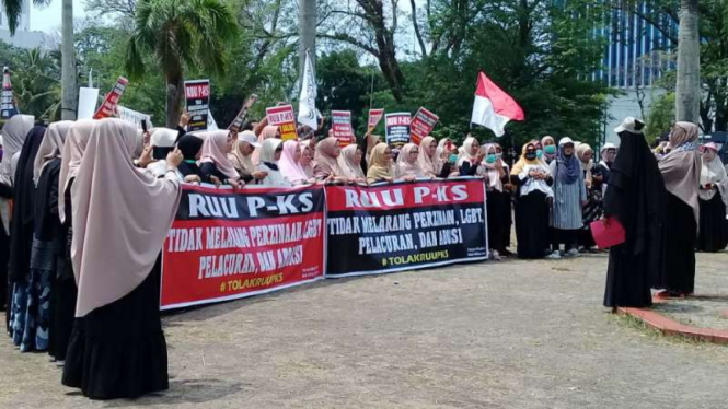 Sekelompok massa Tokoh Muslimah dan Mak Militan Sumsel Bersatu berunjuk rasa di depan gedung DPRD Sumatera Selatan di Palembang pada Rabu, 25 September 2019.