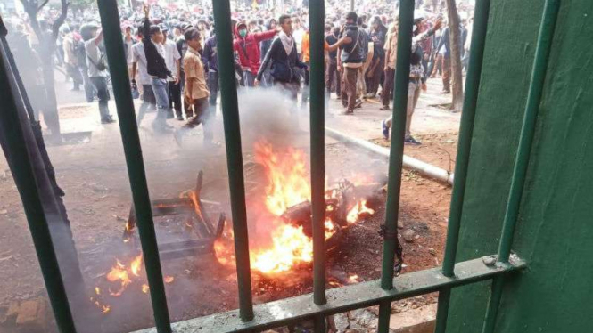 Massa pelajar STM yang menggelar unjuk rasa di DPR membakar kendaraan.