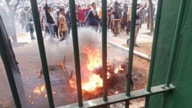 Massa pelajar STM yang menggelar unjuk rasa di DPR membakar kendaraan