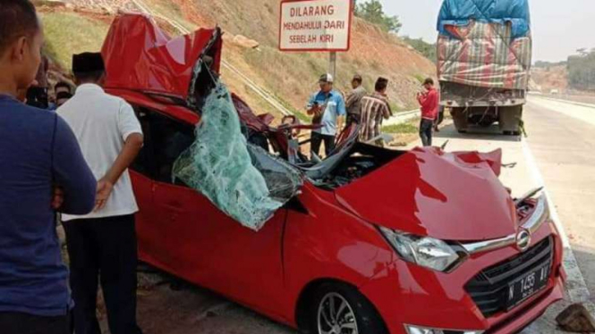 Mobil ringsek parah kecelakaan maut di Tol Batang
