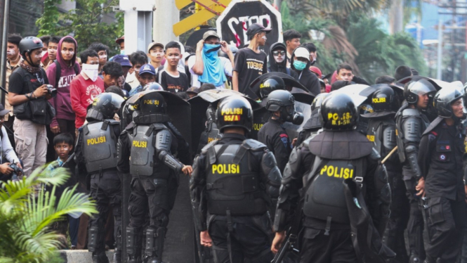 Polisi bersiaga di depan DPR