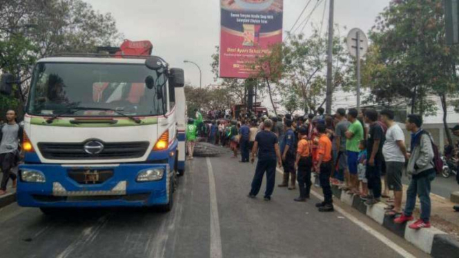 Dua pengendara motor tewas tertimpa pagar besi muatan truk, Rabu, 25 September 2019.