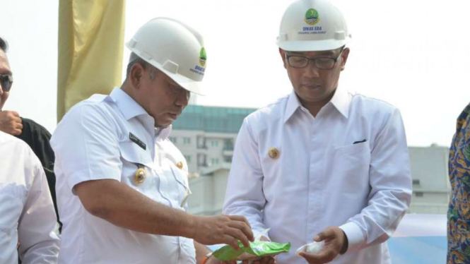 Gubernur Jawa Barat Ridwan Kamil dan Wali Kota Bekasi Rahmat Effendi saat peletakan batu pertama pembangunan Destinasi Wisata Kalimalang Kalimalang di Bekasi, Rabu, 25 September 2019.