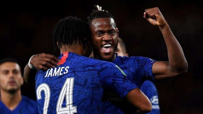Penyerang Chelsea, Michy Batshuayi (kanan), merayakan gol