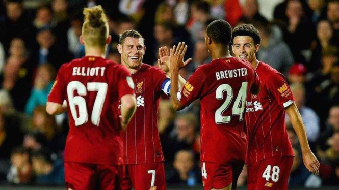 Para pemain Liverpool merayakan gol James Milner (kedua dari kiri)