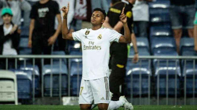 Winger Real Madrid, Rodrygo Goes, melakukan selebrasi usai mencetak gol debut