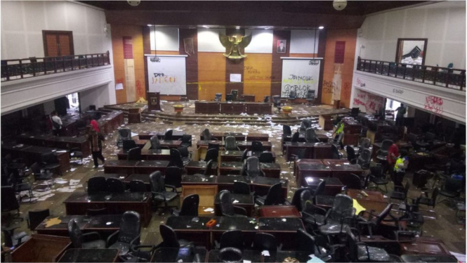 Kantor DPRD Sumatera Barat mengalami kerusakan setelah sejumlah mahasiswa menerobos masuk dalam aksi demonstrasi di Padang, pada Rabu (25/09). - Agus