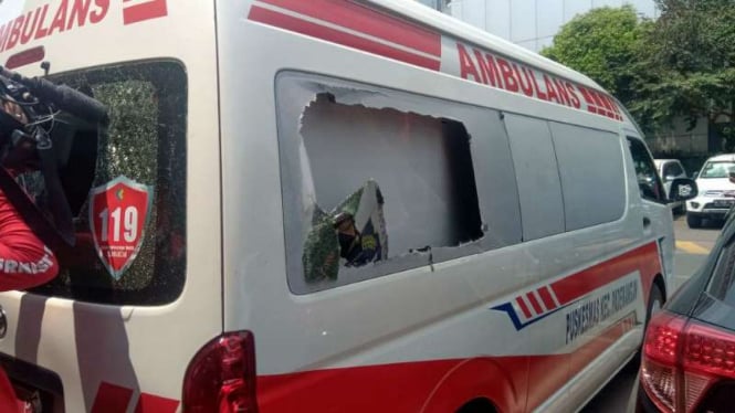 Ambulans milik Pemprov DKI yang diduga digunakan mengangkut batu.