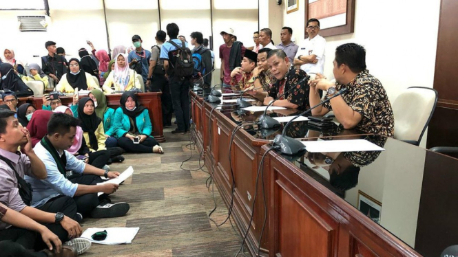 Audiensi DPRD Sumatera Barat dengan mahasiswa