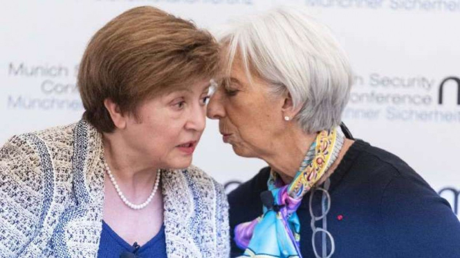 Kristalina Georgieva (kiri) bersama Christine Lagarde.