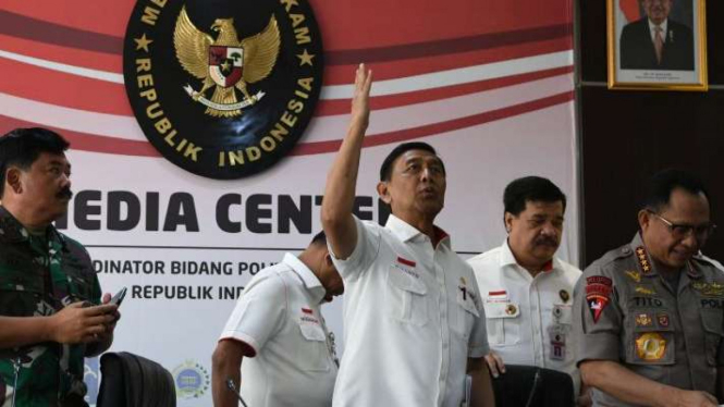 Menko Polhukam Wiranto (ketiga kanan) didampingi Panglima TNI Marsekal Hadi Tjahjanto (kiri) dan Kapolri Jenderal Pol Tito Karnavian (kanan) usai memberikan keterangan pers di Kemenko Polhukam, Jakarta, Selasa (24/9/2019). 