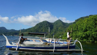 Bantu Nelayan Miskin, Pemdes di Kampung Binalu Buat Perahu Penolong