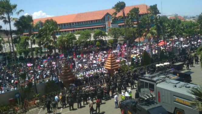 Ribuan mahasiswa dari banyak kampus dan elemen masyarakat lain berdemonstrasi di depan gedung DPRD Jawa Timur di Surabaya pada Kamis, 26 September 2019.