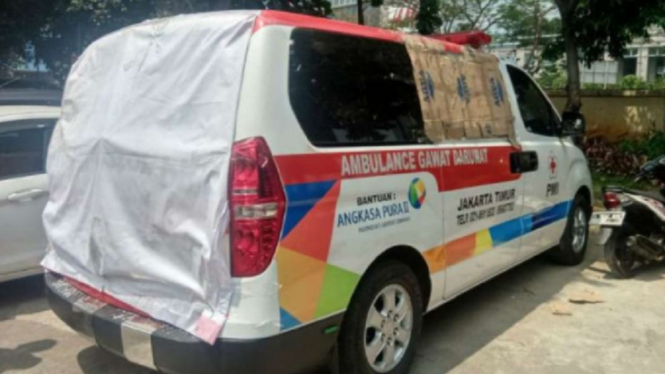 Ambulans milik PMI Jakarta Timur yang rusak karena diduga membawa batu