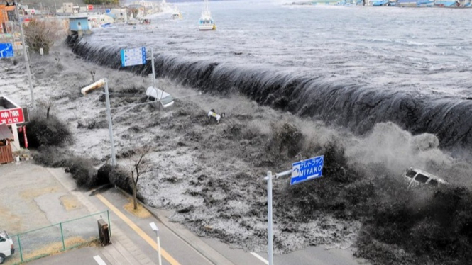 Tsunami melanda Samudera Hindia pada 2004.