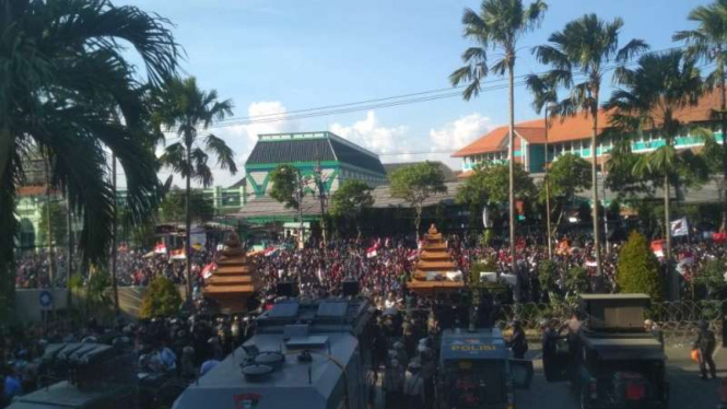 Demonstrasi di depan Gedung DPRD Jawa Timur di Surabaya (26/9/2019)