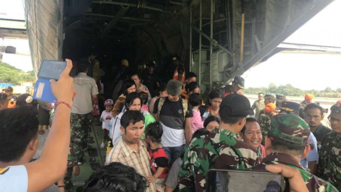 Puluhan warga pengungsi dari Wamena ditampung di Mess Pangkalan TNI Angkatan Udara (Lanud) Silas Papare menyusul kerusuhan pada 23 September 2019.