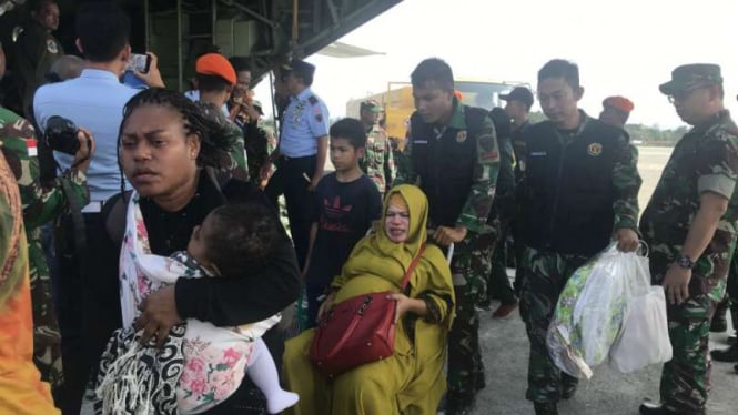 Puluhan warga pengungsi dari Wamena ditampung di Mess Pangkalan TNI Angkatan Udara (Lanud) Silas Papare menyusul kerusuhan pada 23 September 2019.