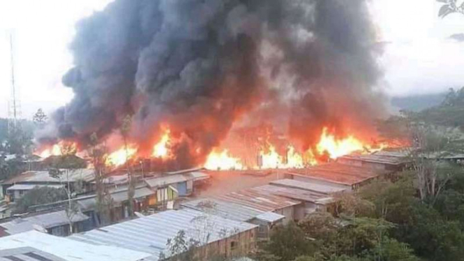 Sebanyak 60 unit rumah toko alias ruko dan 20 sepeda motor dibakar oleh sekelompok massa di Jalan Kapiding, Oksibil, Distrik Oksibil, Kabupaten Pegunungan Bintang, Papua, Kamis sore, 26 September 2019.