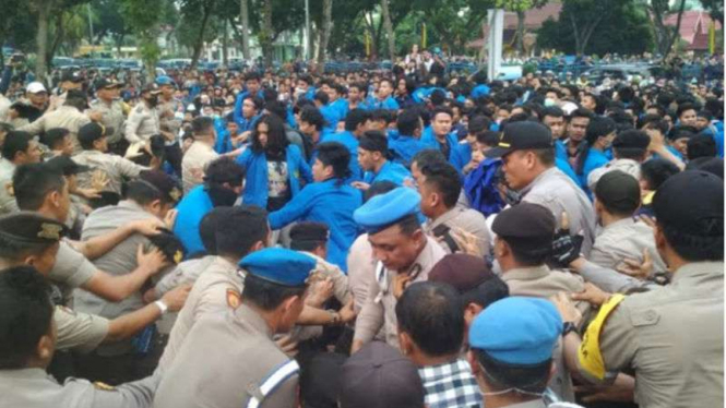 Massa mahasiswa di Riau ricuh