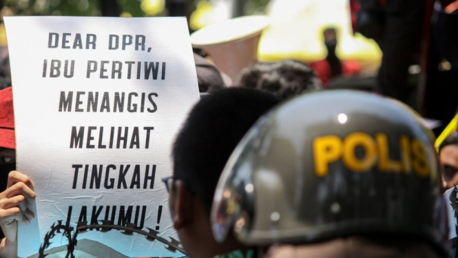Gabungan mahasiswa berunjuk rasa di depan gedung DPRD Kabupaten Sidoarjo, Jawa Timur, Rabu (25/09), mereka menolak UU KPK hasil revisi dan pengesahan RUU KUHP. - ANTARA FOTO/Umarul Faruq