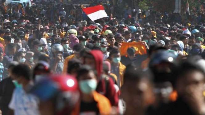 Mahasiswa berjalan menuju gedung DPRD Sulawesi Tenggara untuk melakukan aksi unjuk rasa di Kendari, Sulawesi Tenggara, Kamis (26/9/2019). 