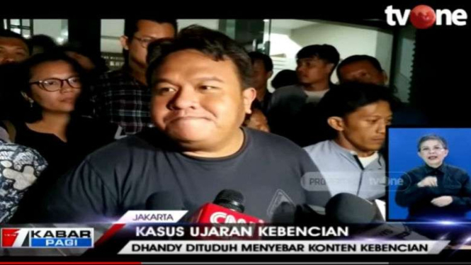 Jurnalis dan pembuat film dokumenter Dandhy Dwi Laksono saat ditangkap polisi.