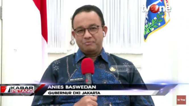 Gubernur DKI Jakarta, Anies Rasyid Baswedan saat berbincang dengan tvOne.