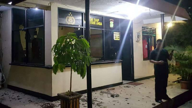 Kantor Polsubsektor Ahmad Yani, Cempaka Putih, Jakarta Pusat diserang.