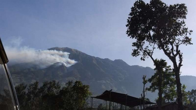 Kebakaran yang masih terjadi di Gunung Merbabu, Boyolali, Jawa Tengah