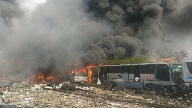 Puluhan bus TransJakarta yang tidak lagi dioperasikan dan dikandangkan di Poll Pondok Cabe, Pamulang, Tangerang Selatan, Banten, dilaporkan terbakar pada Jumat, 27 September 2019.