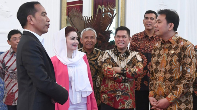 Aziz Syamsudin bersama Presiden Jokowi. (FOTO: Istimewa)