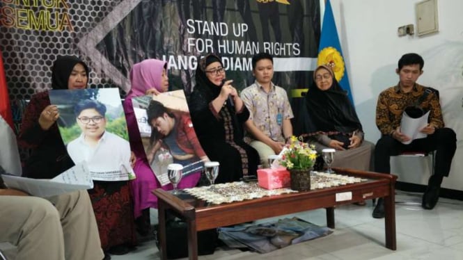 Asma Ratu Agung, ibunda Faisal Amir, mahasiswa Universitas Al Azhar, dalam konferensi pers di kantor Komnas HAM, Jakarta, Jumat, 27 September 2019.