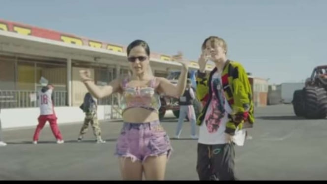 Becky G dan J-Hope BTS