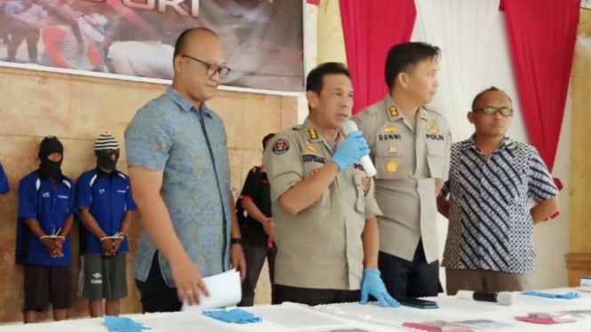 Polres Kabupaten Ogan Komering Ilir memperlihatkan para tersangka pembakar hutan dan lahan dalam konferensi pers pada Jumat, 27 September 2019.